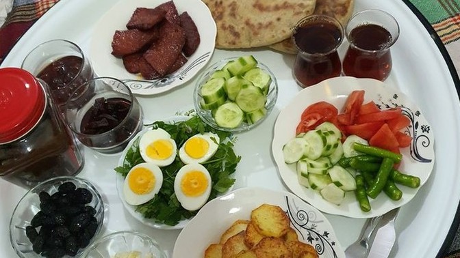 İftara gelecek arkadaşıma kahvaltı hazırlasam ayıp mı etmiş olurum?