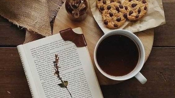 Kitap okurken yanında atıştırmalık bir şey yer misin?