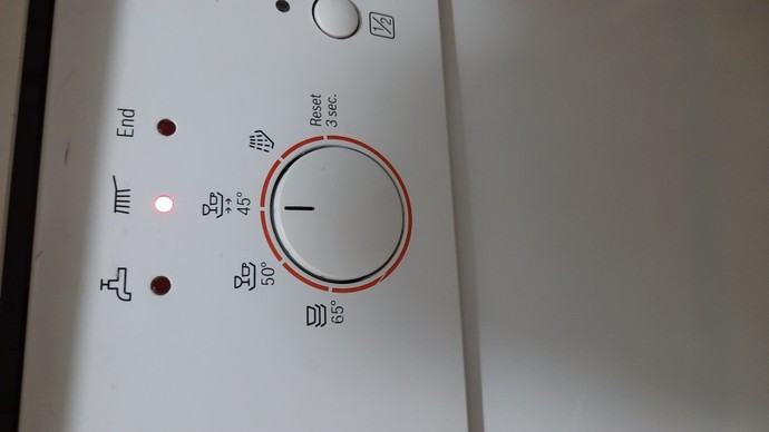 Bulaşık makinesinde fırça ışıgı kırmızı yanıyor ya bozuk mu demek makine calisiyor ama?