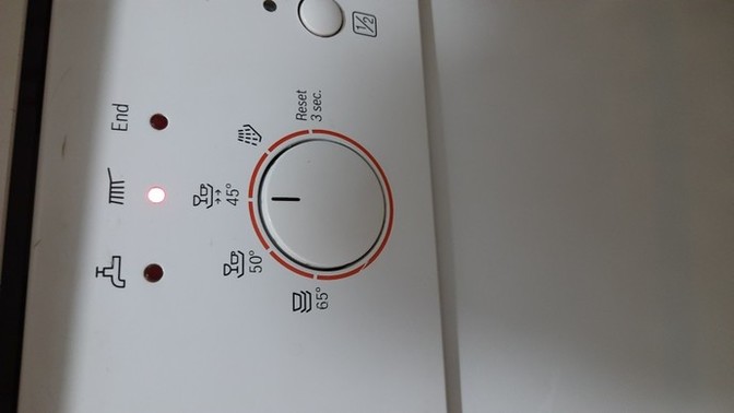 Bulaşık makinesinde fırça ışıgı kırmızı yanıyor ya bozuk mu demek makine calisiyor ama?