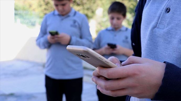 İsveçte okullarda akıllı telefonlar yasaklandı! Sizce bizim okullarda da yasaklanmalı mı?