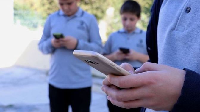 İsveç'te okullarda akıllı telefonlar yasaklandı! Sizce bizim okullarda da yasaklanmalı mı?