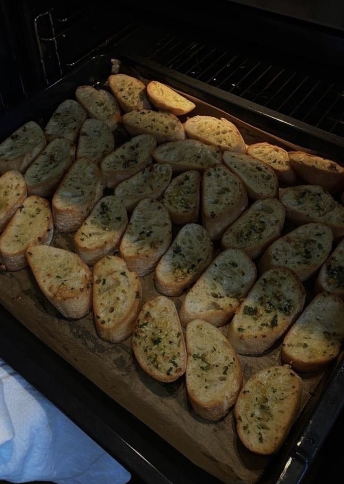 Sarımsaklı ekmek sever misiniz? Yanında en iyi ne gider🥖🧄?