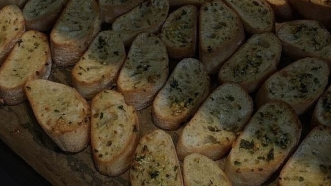 Sarımsaklı ekmek sever misiniz? Yanında en iyi ne gider🥖🧄?