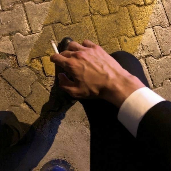 Sigara kullanan erkeklerin karizması ayrı mı oluyor?