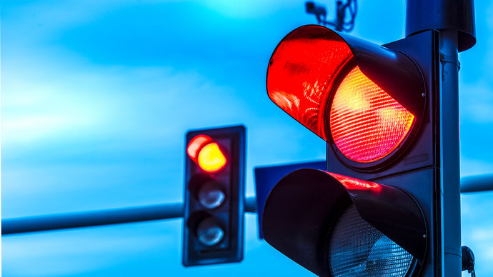 Trafikte Yeni Düzenleme: 6 kez kırmızı ışık ihlali yapan sürücülerin ehliyetleri tamamen iptal edilecek! Ne düşünüyorsunuz?