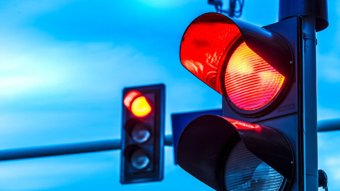 Trafikte Yeni Düzenleme: 6 kez kırmızı ışık ihlali yapan sürücülerin ehliyetleri tamamen iptal edilecek! Ne düşünüyorsunuz?