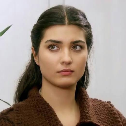 Beren Saat mi, Tuba Büyüküstün mü?