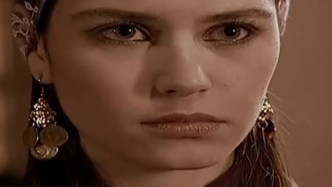 Beren Saat mi, Tuba Büyüküstün mü?