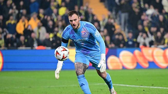 Galatasaray ile ismi anılan kalecilerden hangisi transfer edilmelidir?