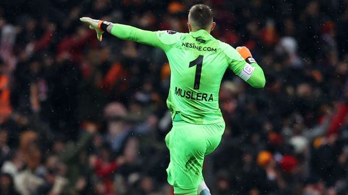 Galatasaray ile ismi anılan kalecilerden hangisi transfer edilmelidir?