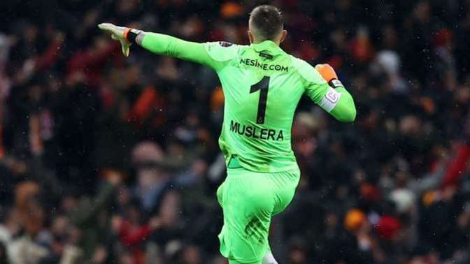 Galatasaray ile ismi anılan kalecilerden hangisi transfer edilmelidir?