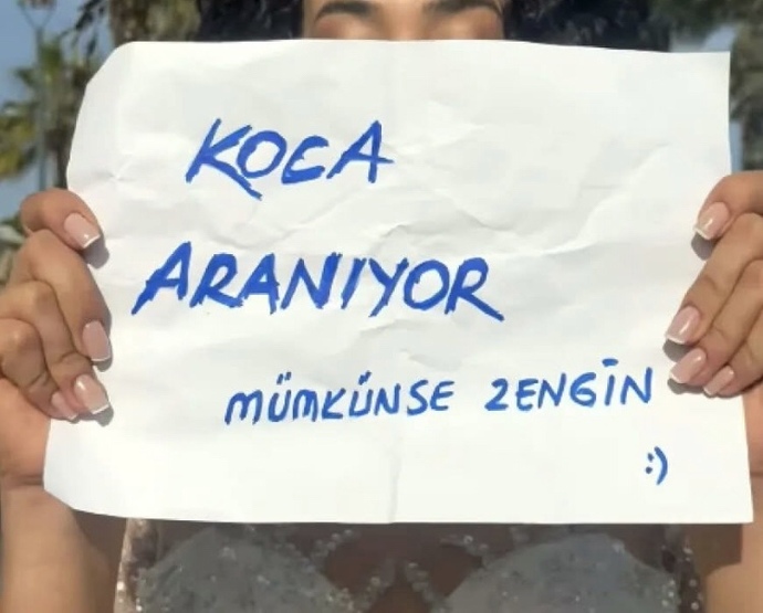 Koca aranıyor, mümkünse zengin yazılı pankartla gelinlikli bir kadın parkta dolaştı. Böyle zengin koca bulunur mu?