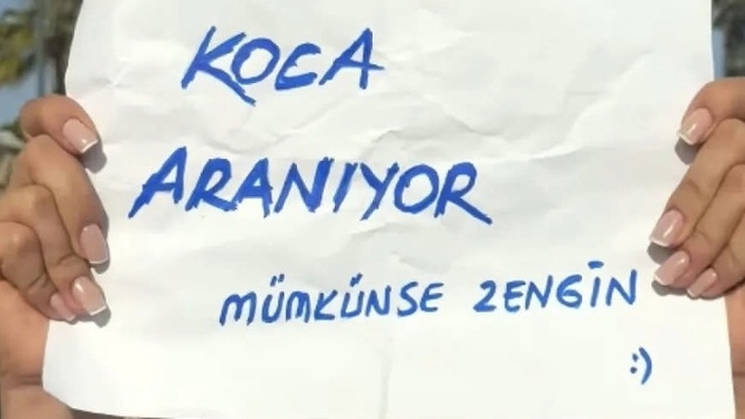 "Koca aranıyor, mümkünse zengin" yazılı pankartla gelinlikli bir kadın parkta dolaştı. Böyle zengin koca bulunur mu?
