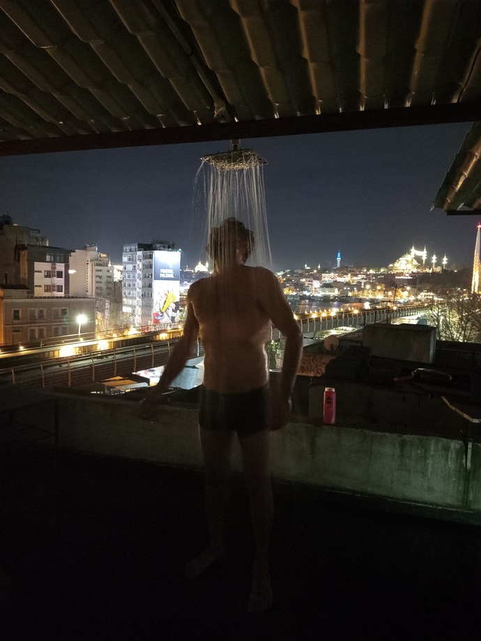 Soğuk suyla bu saatte gece dışarıda duş alabilir misin ?