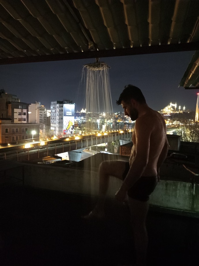 Soğuk suyla bu saatte gece dışarıda duş alabilir misin ?