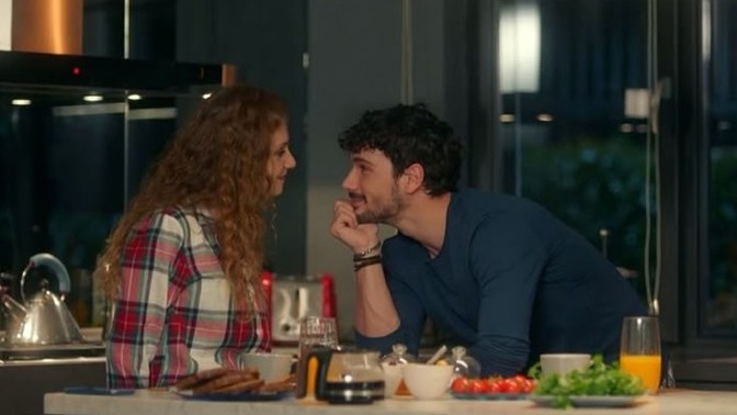 "Aşkın en güzel hali" senin için nasıl olurdu, kelimelerle mi, yoksa bir bakışla mı?