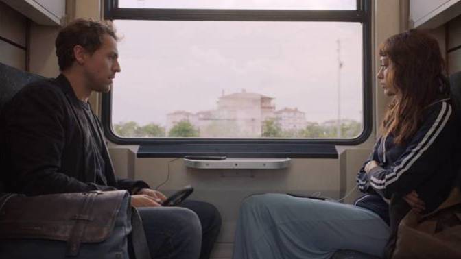Şimdiki aşklar tren vagonu gibi hep birbirine geçirmeli mi?
