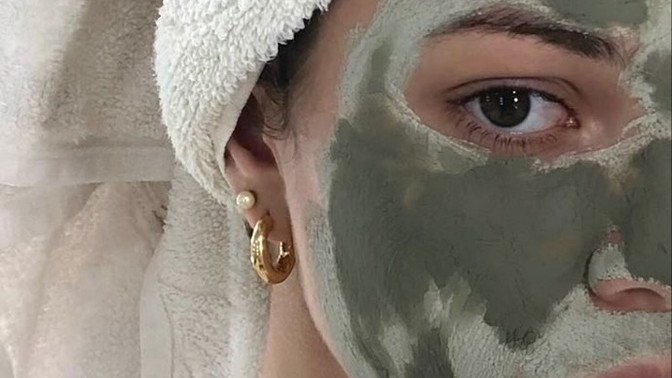 Siyah nokta bandı mı, kil maskesi mi daha etkili?