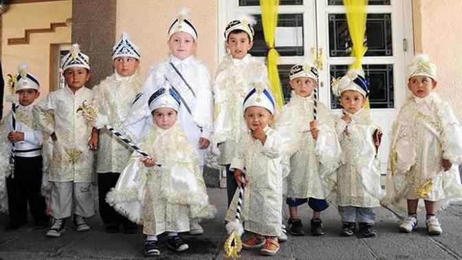 Erkekler sünnet olurken, başa geçen kral gibi taç giyme töreni düzenlenmesi size de komik geliyor mu?