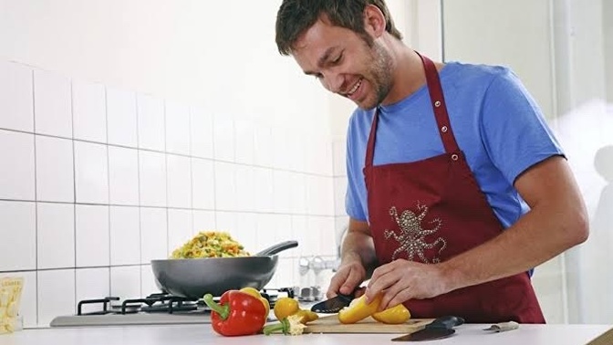 Evleneceğiniz adam yemek yapmayı bilmese sorun olur mu?
