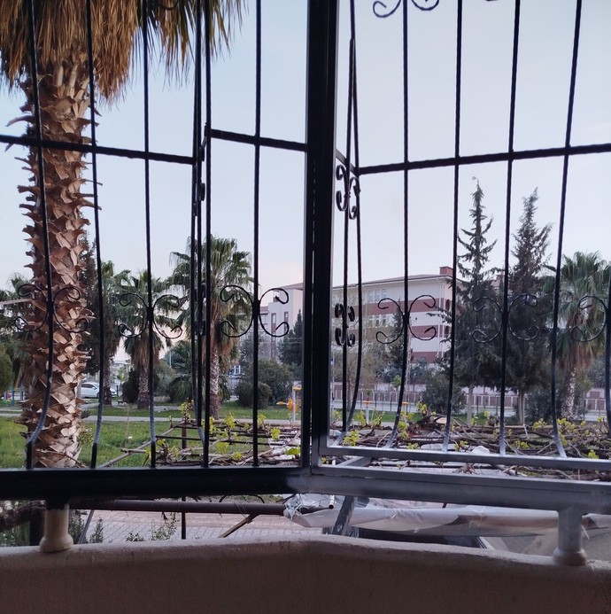 Sessize aldım dünyayı huzuru dinliyorum