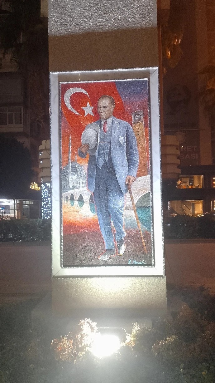 Atam sizce de çok yakışıklı değil mi?