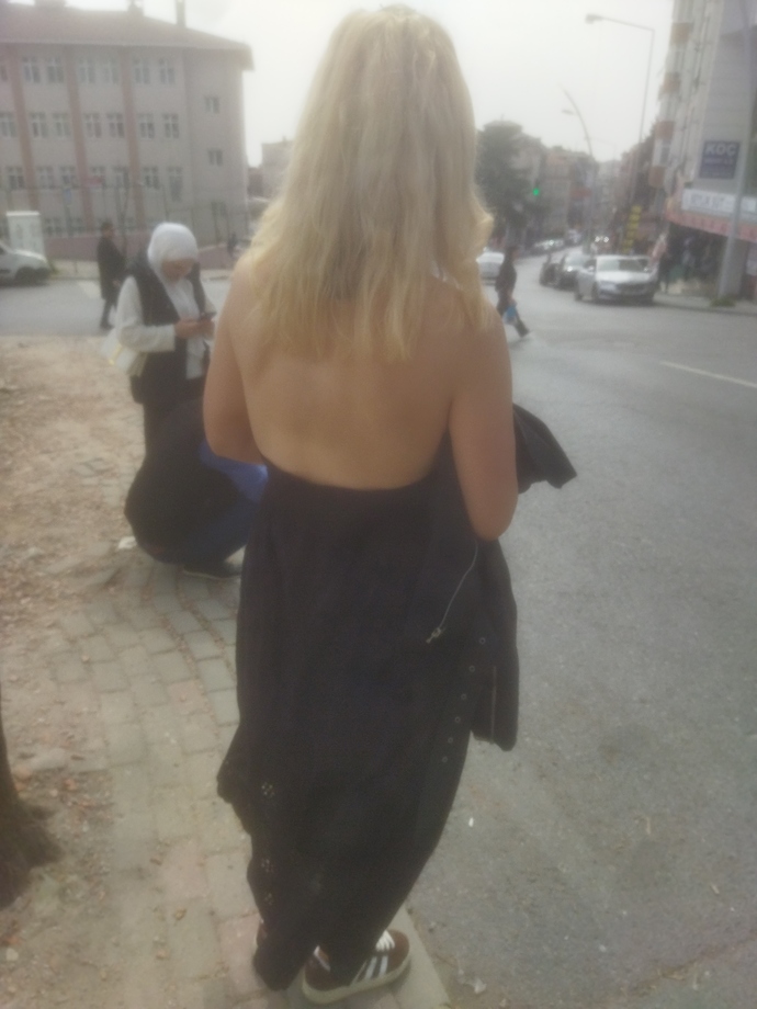 Bu giysi orucu bozar mı annem bozar dedi. Ne alaka saçma?