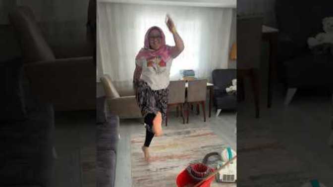 Temizlik yaparken kendinden geçen var mı?