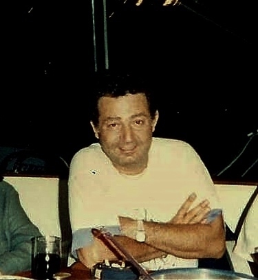 Kayahan Açar (29 Mart  1949, İzmir - 3 Nisan  2015, İstanbul), Türk pop şarkıcısı-şarkı yazarı, müzisyen.Ölümüne dek üç kırkbeşlik, bir uzunçalar, 13 kaset ve CD, bir tekli yayımladı. İlk olarak Nilüfer’e verdiği şarkılarla ismini duyurmaya başladı. Nilüfer’in de yorumladığı “Geceler”, “Kar Taneleri”, “Esmer Günler” gibi şarkılar klasik hâline geldi.