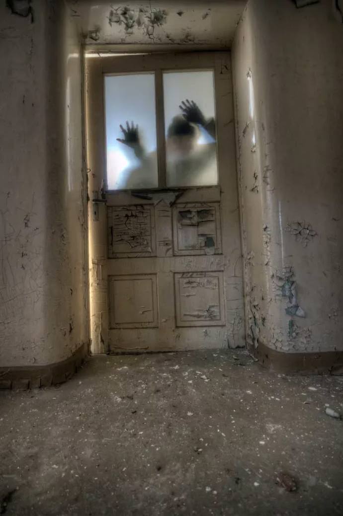 Zombi istilası oluyor. Nerede kalırdın ve hangi silahı kullanırdın? Nedeniyle birlikte açıklar mısınız?