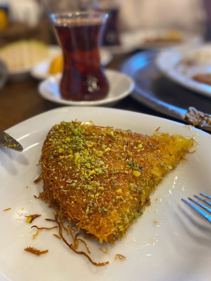 Bir künefe tatlısı olsaydınız, üstü bol fıstıklı mı, kaymaklı mı olurdunuz?