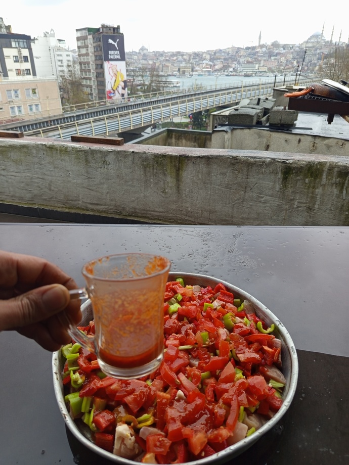 Beyler biliyorsunuz kadınlardan yemek yapmasını istemenin günümüzde 1 yıldan 3 yıla kadar hapsi var. Öyleyse buyrun tarif var?