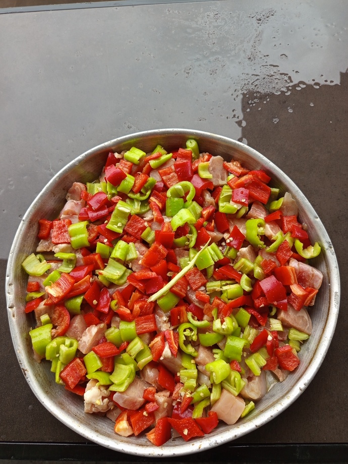 Beyler biliyorsunuz kadınlardan yemek yapmasını istemenin günümüzde 1 yıldan 3 yıla kadar hapsi var. Öyleyse buyrun tarif var?