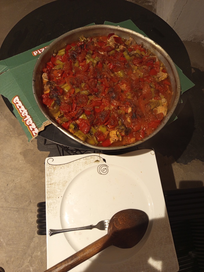 Beyler biliyorsunuz kadınlardan yemek yapmasını istemenin günümüzde 1 yıldan 3 yıla kadar hapsi var. Öyleyse buyrun tarif var?