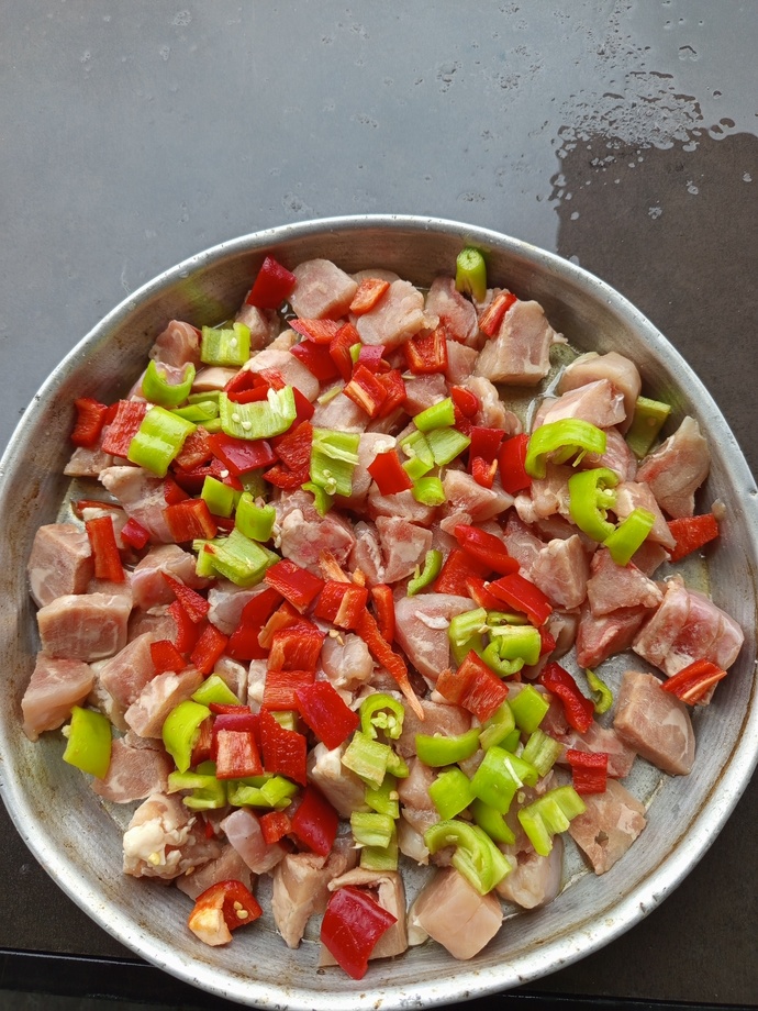 Beyler biliyorsunuz kadınlardan yemek yapmasını istemenin günümüzde 1 yıldan 3 yıla kadar hapsi var. Öyleyse buyrun tarif var?
