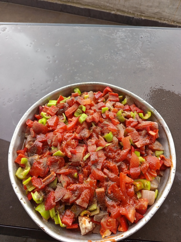 Beyler biliyorsunuz kadınlardan yemek yapmasını istemenin günümüzde 1 yıldan 3 yıla kadar hapsi var. Öyleyse buyrun tarif var?
