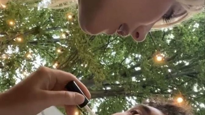 Sevgilinizin size makyaj yapmasına izin veririmiydiniz?