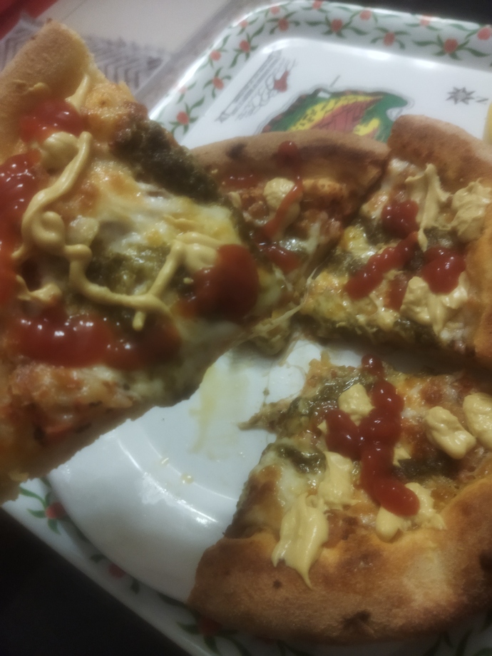 Sahur pizzası yaptım.4 peynirli nasıl duruyor sizce?