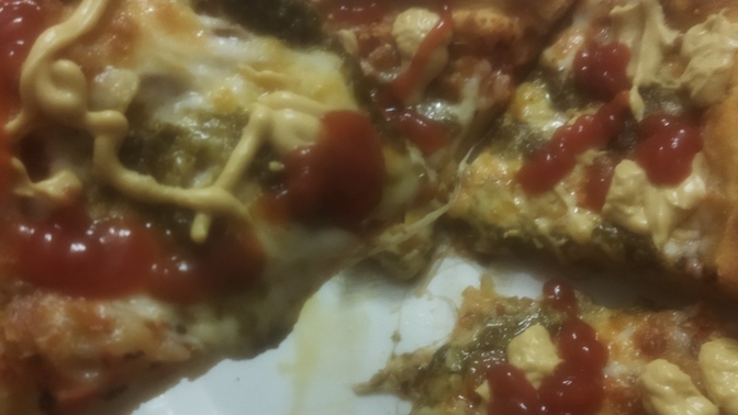 Sahur pizzası yaptım.4 peynirli nasıl duruyor sizce?