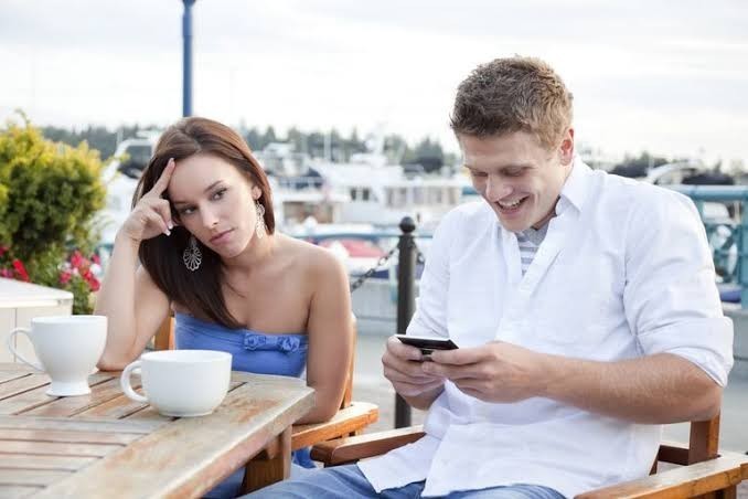 Bir date e çıktınız ve karşınızdaki sürekli telefonla ilgileniyor ne yapardınız?
