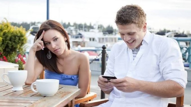 Bir date e çıktınız ve karşınızdaki sürekli telefonla ilgileniyor ne yapardınız?
