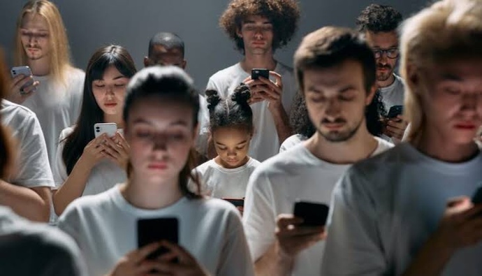 Çevrende senin hayatını senden daha çok takip edenler var mı?