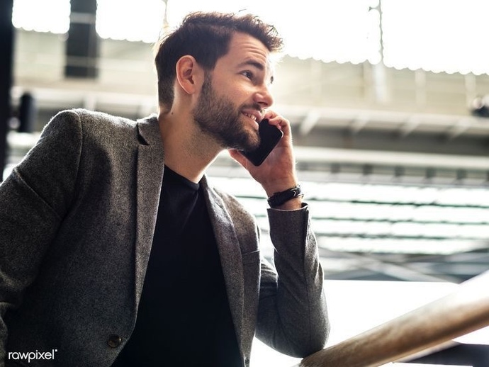Sevgiliniz konuşurken telefonu yüzünüze kapatsa nasıl davranırsınız?