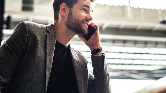 Sevgiliniz konuşurken telefonu yüzünüze kapatsa nasıl davranırsınız?