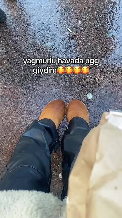 Hava yağmurlu ve ben sabah erkenden havanın güneşli olduğuna aldandım çorapsız ugg giydim şimdi ıslak ayak eve gidiyorum nasıl?
