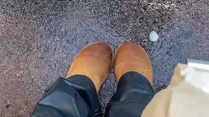 Hava yağmurlu ve ben sabah erkenden havanın güneşli olduğuna aldandım çorapsız ugg giydim şimdi ıslak ayak eve gidiyorum nasıl?