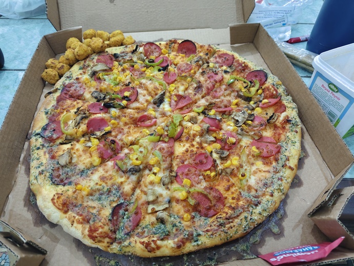 Dominos XL pizzayı tek seferde bitirdim iftarda yani siz olsanız bitirebilir misiniz?