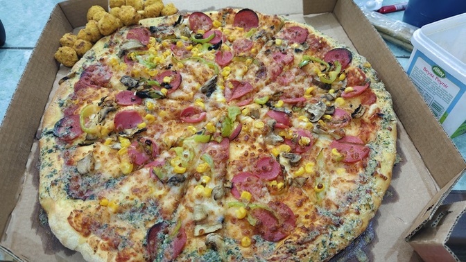 Domino's XL pizzayı tek seferde bitirdim iftarda yani siz olsanız bitirebilir misiniz?