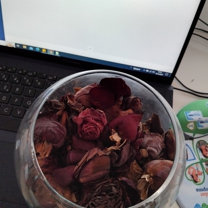 Ben kurutup bitki çayı ya da parfüm yapımında kullanıyorum😅
